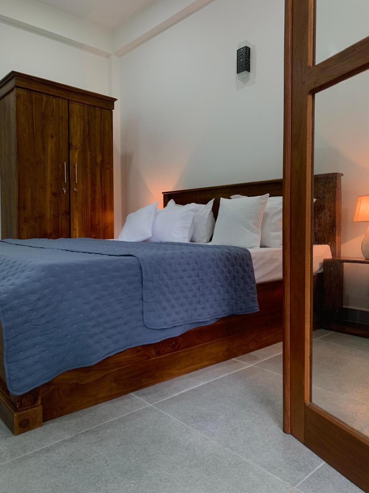 Sebastian Transit Villa With Free Shuttle Service To Airport Kotugoda ภายนอก รูปภาพ