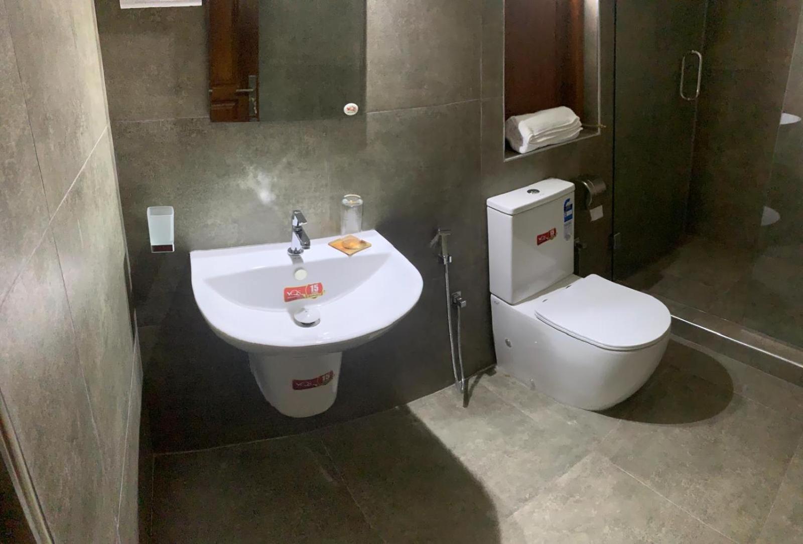 Sebastian Transit Villa With Free Shuttle Service To Airport Kotugoda ภายนอก รูปภาพ