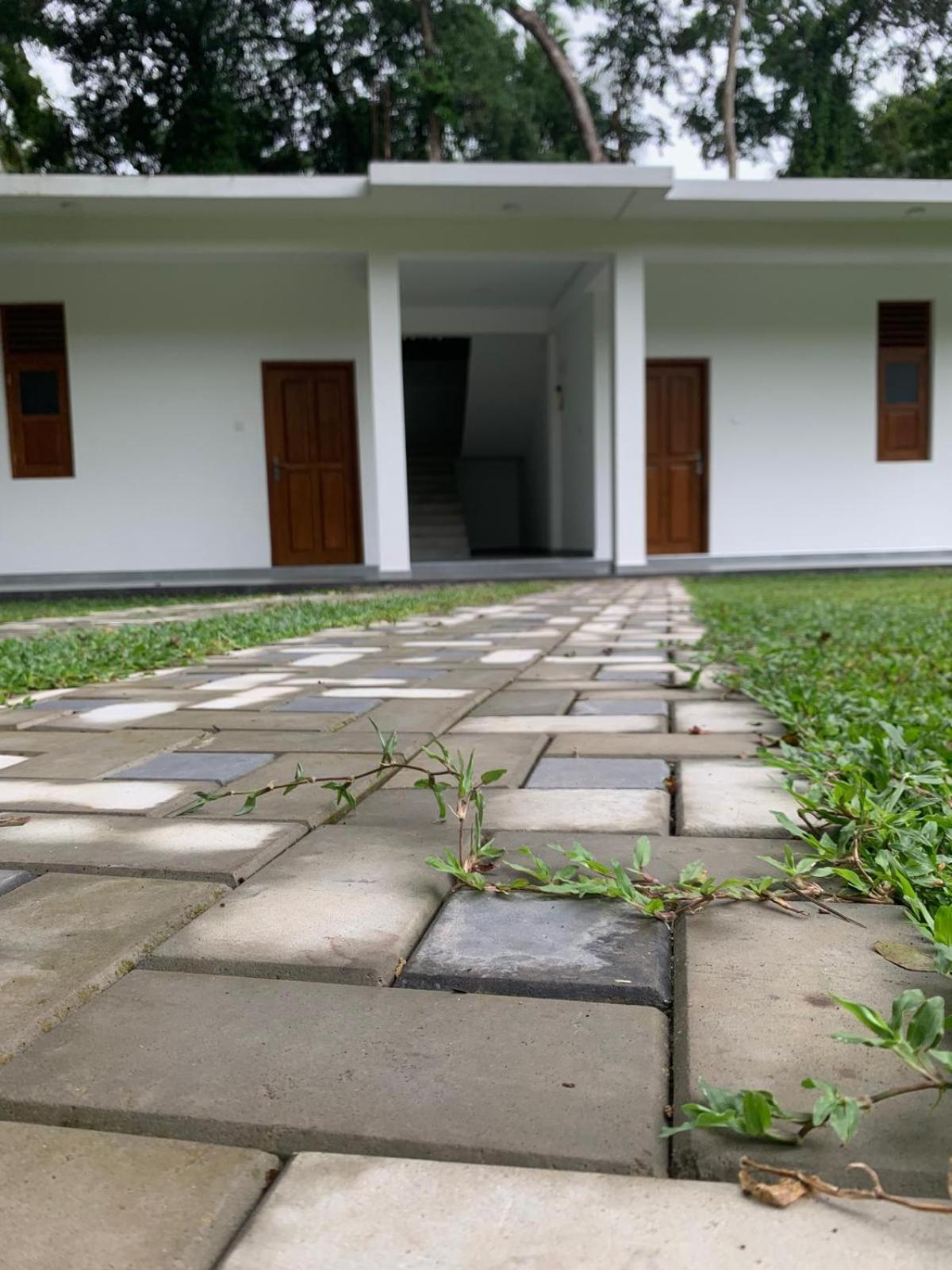 Sebastian Transit Villa With Free Shuttle Service To Airport Kotugoda ภายนอก รูปภาพ
