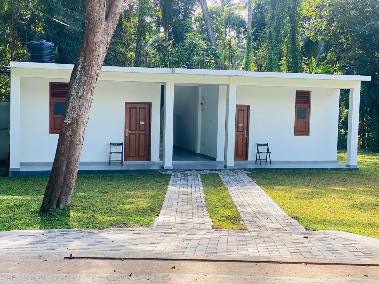 Sebastian Transit Villa With Free Shuttle Service To Airport Kotugoda ภายนอก รูปภาพ